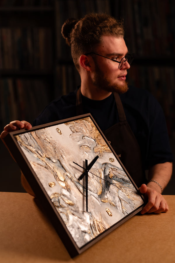 Ausgefallene Wanduhr Meer lautlos – Handgemaltes Segelboot Türkis & Gold, quadratisch
