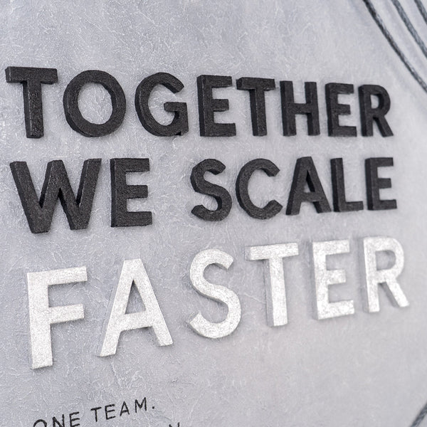 Together We Scale – handgemaltes Wandbild fürs Büro mit 3D-Relief, 140 × 70 cm