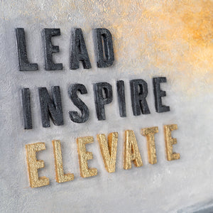 Lead Inspire Elevate – handgemaltes Wandbild fürs Büro mit 3D-Relief, 140 × 70 cm