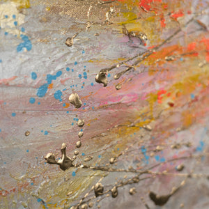 Strukturdetails mit farbiger Acryltextur in Gelb, Rosa und Blau