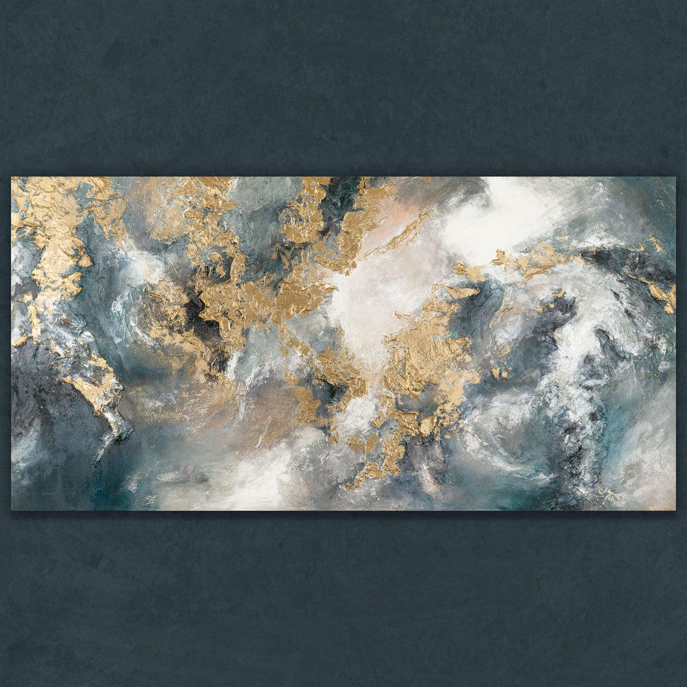 Abstrakte Kunst mit Metallic-Effekt auf strukturiertem Hintergrund