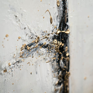 Detail des Baumstamms mit schwarzer und goldener Textur