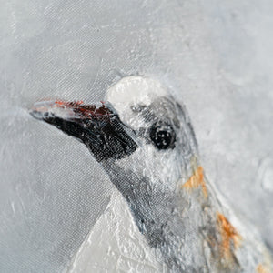 Acrylstruktur auf Vogelporträt mit Grau- und Orangetönen