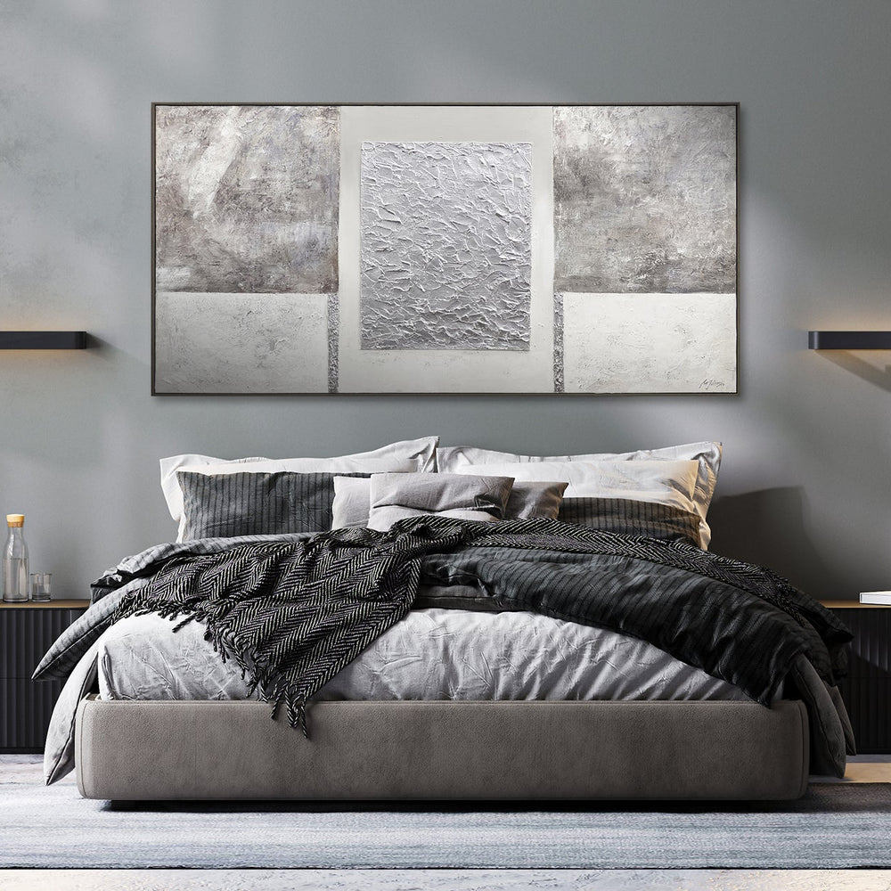 modernes Wandbild mit Struktur im minimalistischen Esszimmer