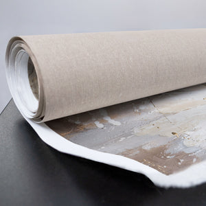 Gerollte Leinwand mit floraler Strukturkunst in Beige und Weiß