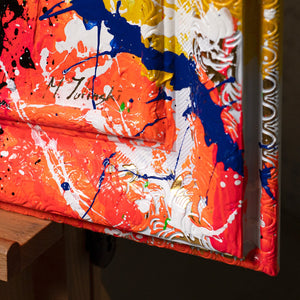 Frau betrachtet Gemälde